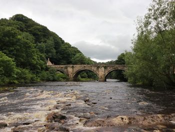 Arch bridge against sky