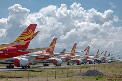 Parking comercial airplanes