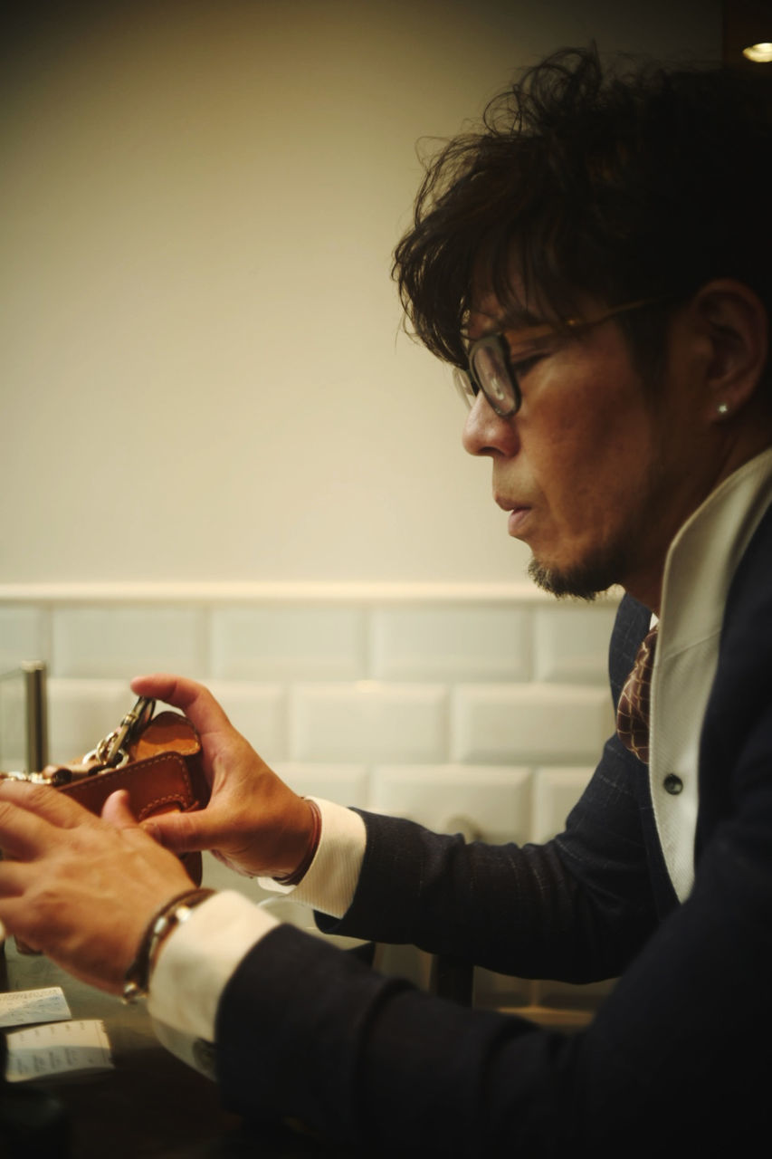 Adult One Person Side View Indoors  Business Conversation person Men Concentration Eyeglasses  Sitting Profile View Looking Mature Adult Glasses Holding Waist Up Occupation Formal Wear