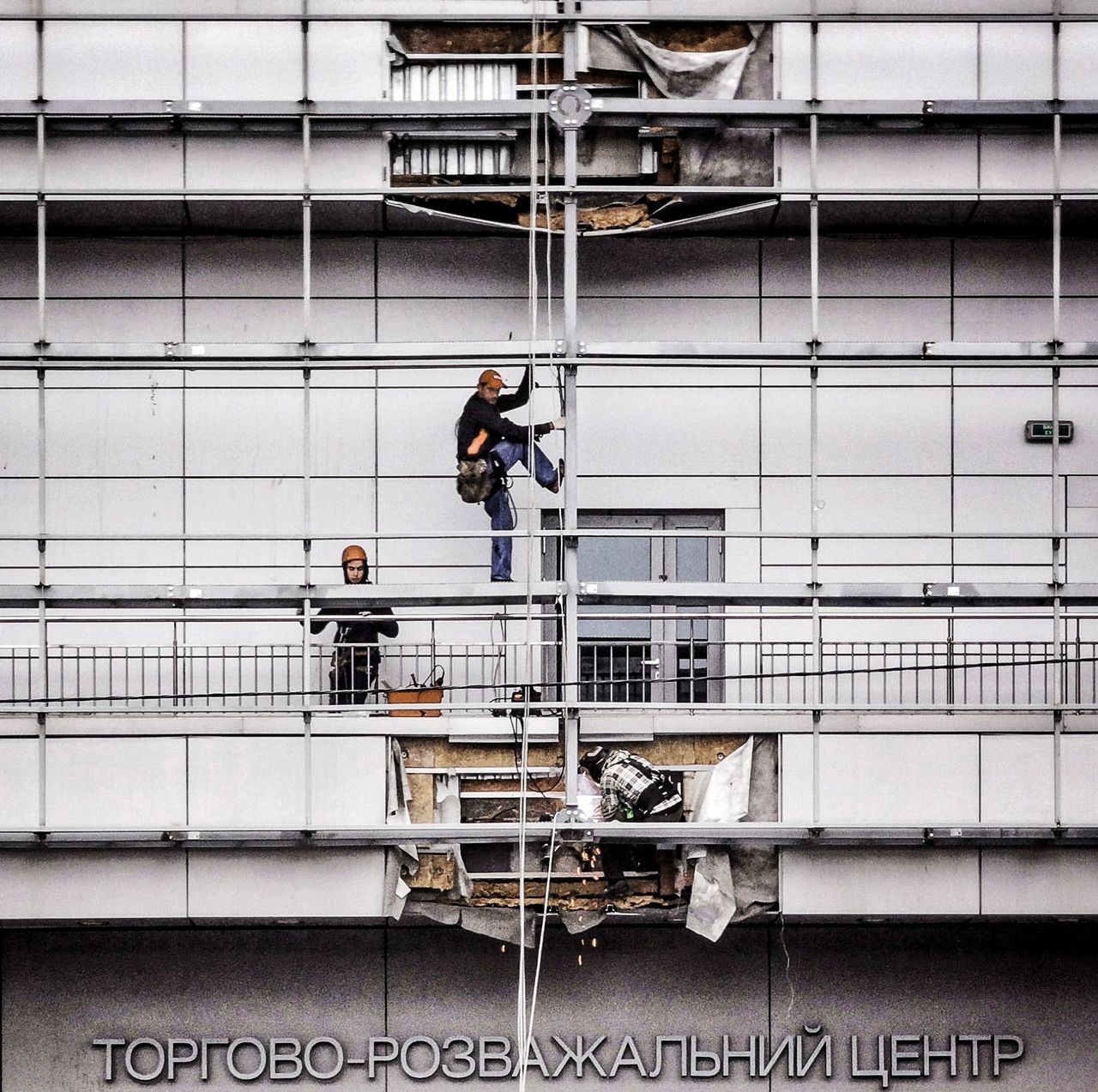 architecture, built structure, real people, building exterior, occupation, working, men, people, day, full length, building, outdoors, railing, standing, lifestyles, communication, rope, cleaning