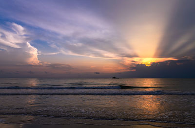 Beautiful cloudy on sunrise at khanom beach, nakhon si thammarat, south thailand, 