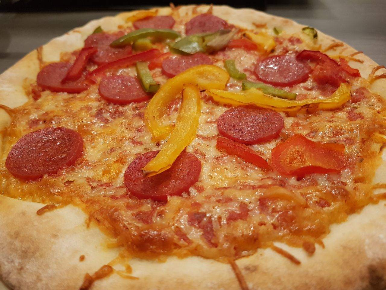 CLOSE-UP OF PIZZA ON ICE