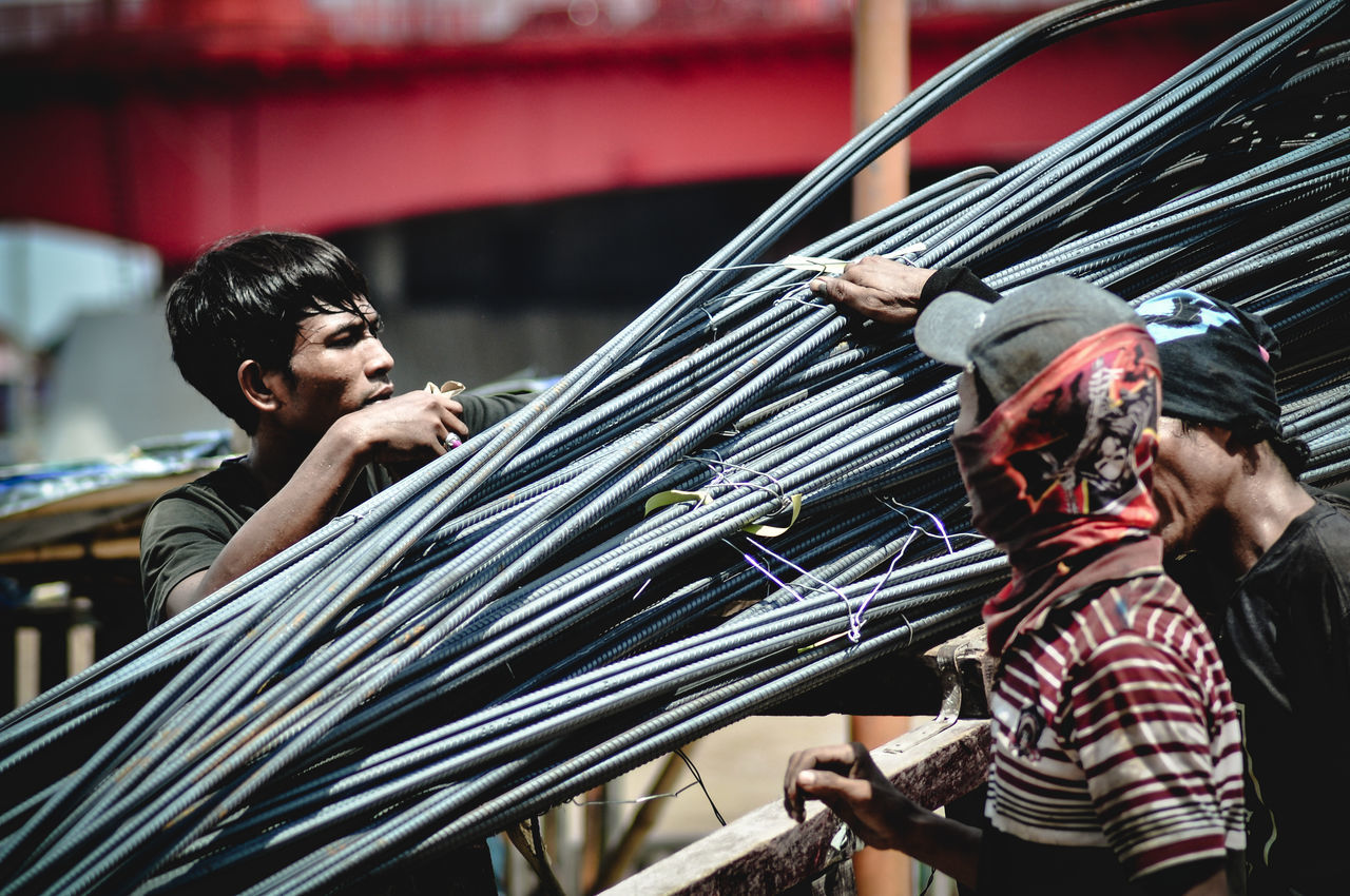 occupation, real people, men, focus on foreground, people, working, casual clothing, indoors, holding, adult, skill, young adult, males, business, women, teamwork, day, effort