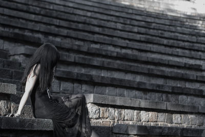 Side view of a woman against the wall