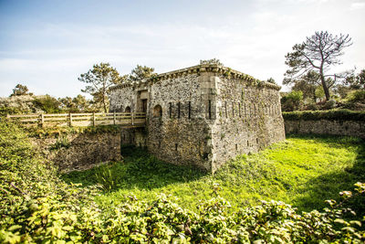 Old ruins of building against sky