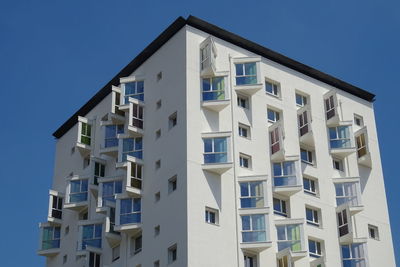 It is a building of social housing, a tower that develops 47 meters high with 14 floors.