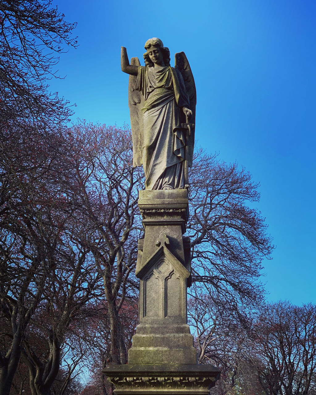 LOW ANGLE VIEW OF STATUE AGAINST CLEAR BLUE SKY