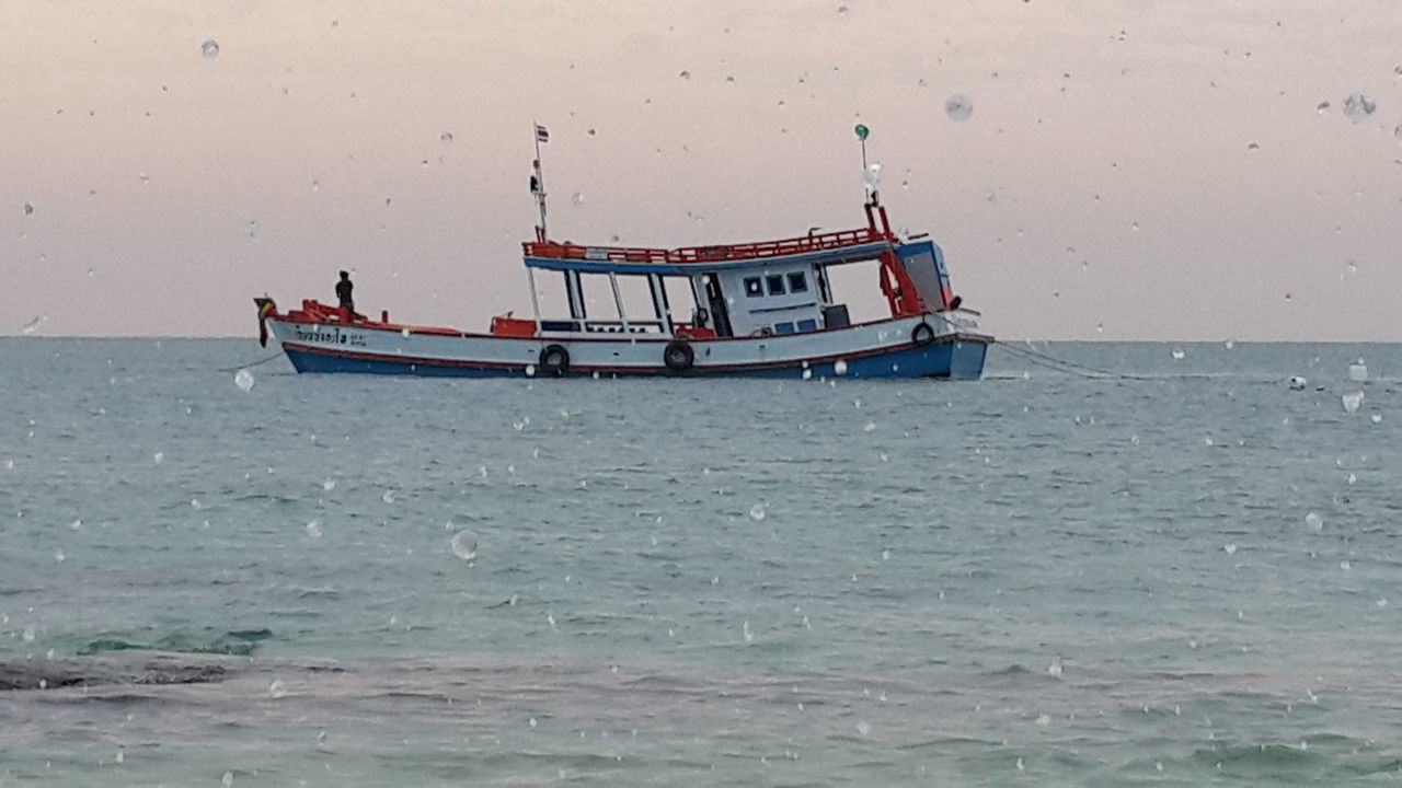 SHIP SAILING ON SEA AGAINST SKY