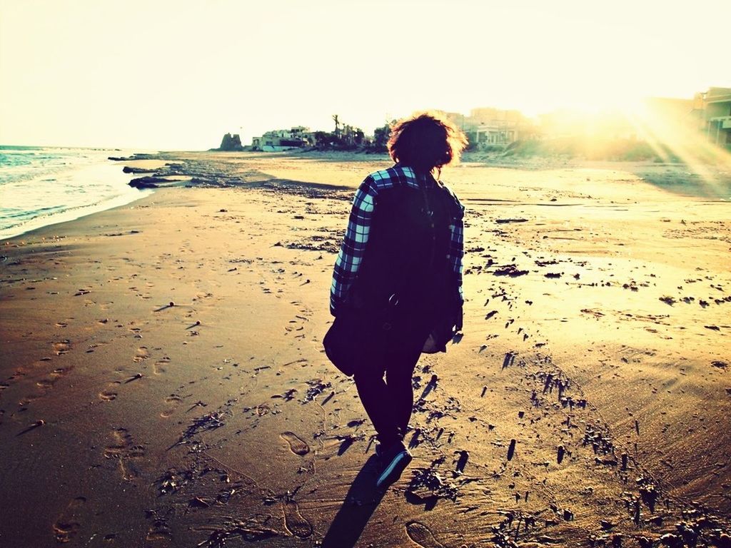 beach, sea, water, shore, full length, sand, lifestyles, leisure activity, horizon over water, rear view, sunlight, standing, casual clothing, sun, walking, sky, vacations, clear sky