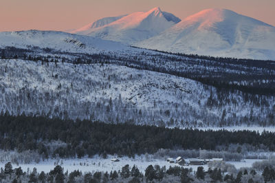 Snow covered fields and mountains in rendalssölen.