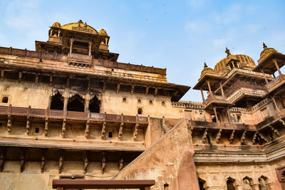 Beautiful view of orchha palace fort, raja mahal and chaturbhuj temple from jahangir mahal, orchha