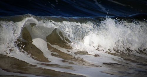 Waves splashing in sea