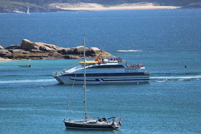 Boats sailing in sea against sky