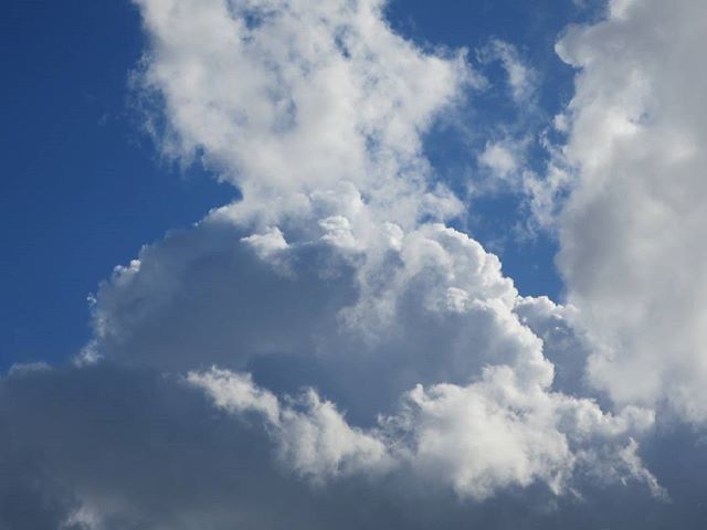 sky, cloud - sky, low angle view, sky only, beauty in nature, tranquility, scenics, nature, cloudy, blue, cloudscape, tranquil scene, backgrounds, cloud, full frame, white color, idyllic, fluffy, day, outdoors