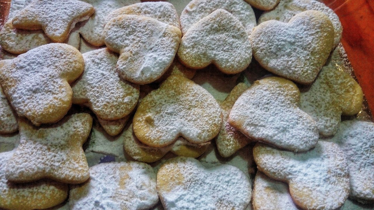 DIRECTLY ABOVE VIEW OF COOKIES