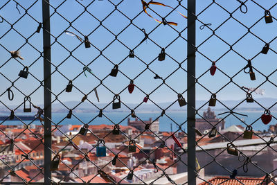 Cadeados de promessas sobre lisboa - padlocks of promises on lisbon.