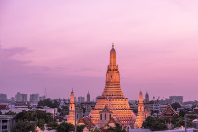 Wat arun ratchawararam ratchawaramahawihan temple of dawn at sunset