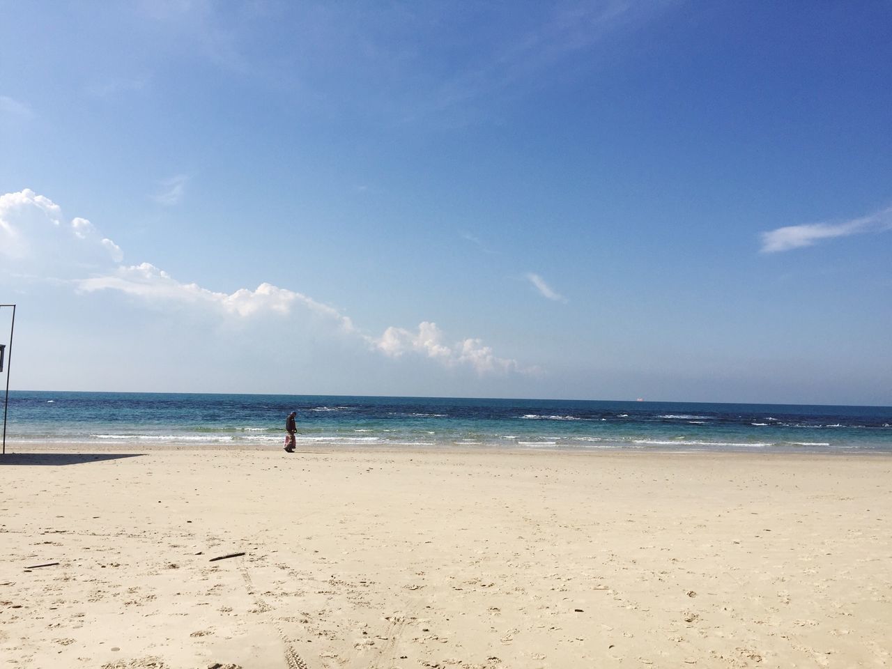 sea, beach, horizon over water, water, shore, sand, sky, scenics, tranquility, tranquil scene, beauty in nature, leisure activity, vacations, blue, nature, lifestyles, men, cloud - sky, cloud