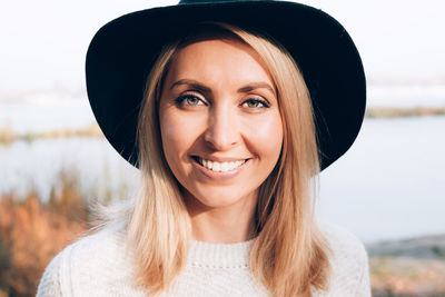 Portrait of smiling young woman in hat