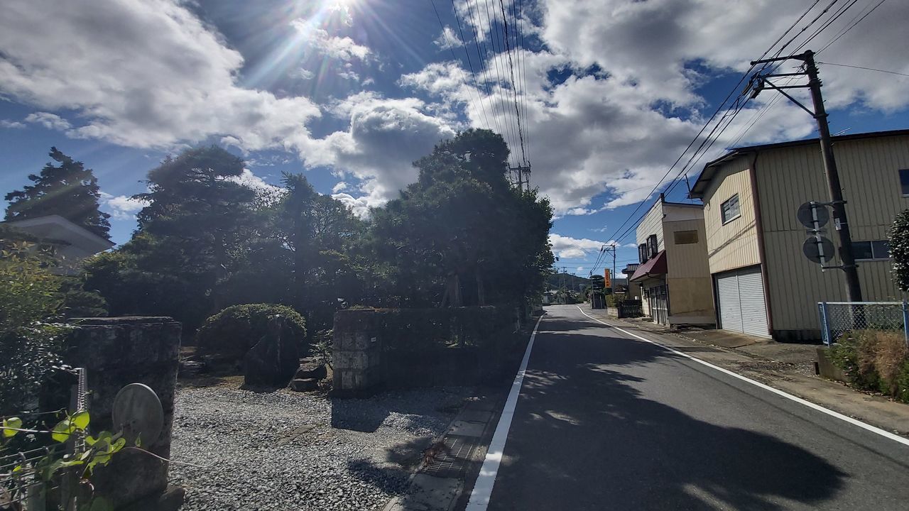 ROAD AMIDST BUILDINGS AGAINST SKY