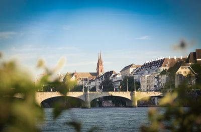 Mittlere bridge over river in city against sky