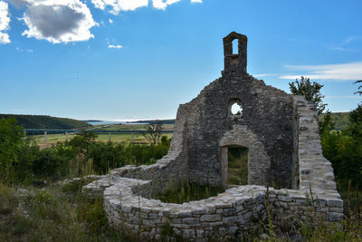 Old ruins of building against sky