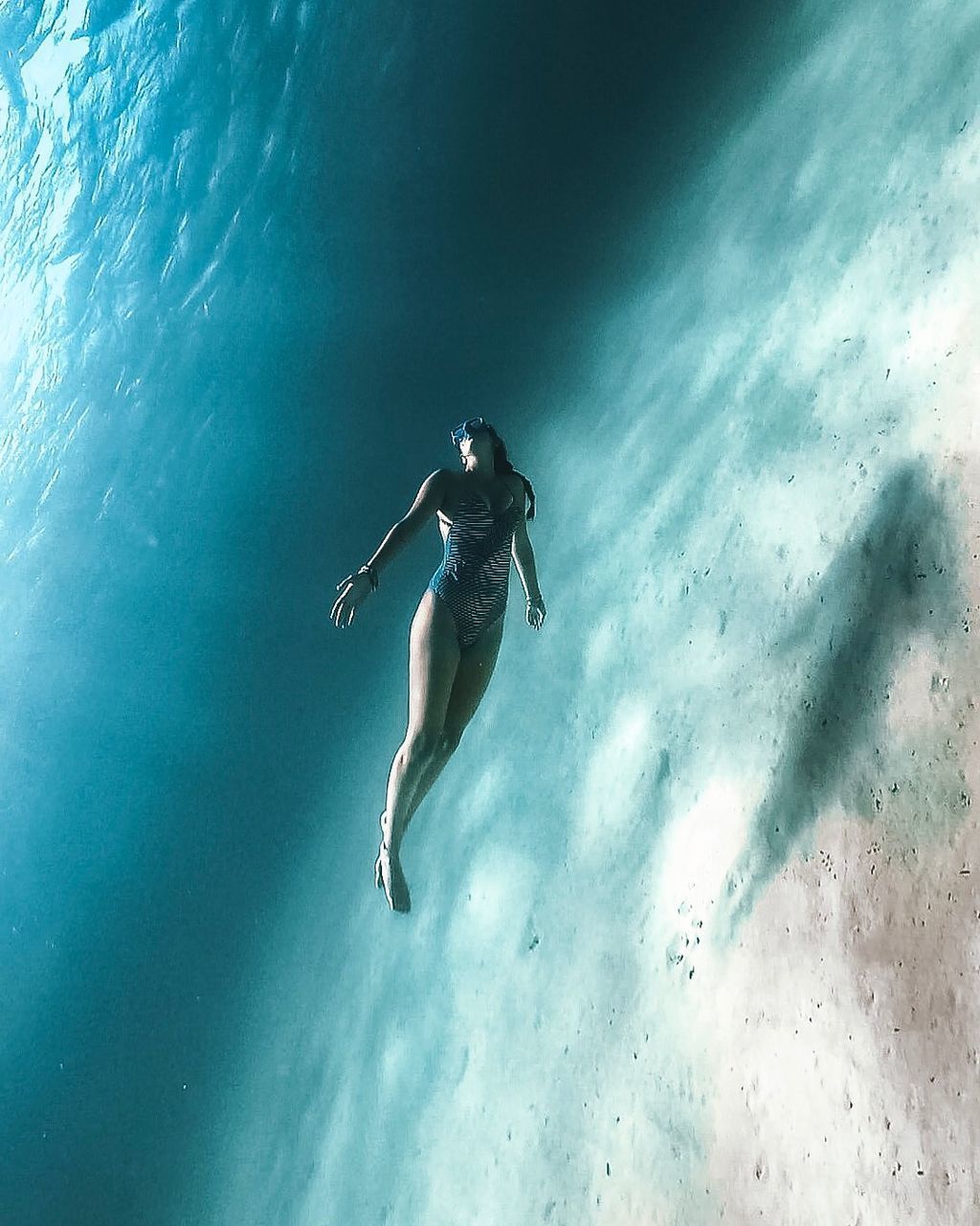 FULL LENGTH OF PERSON SWIMMING IN SEA