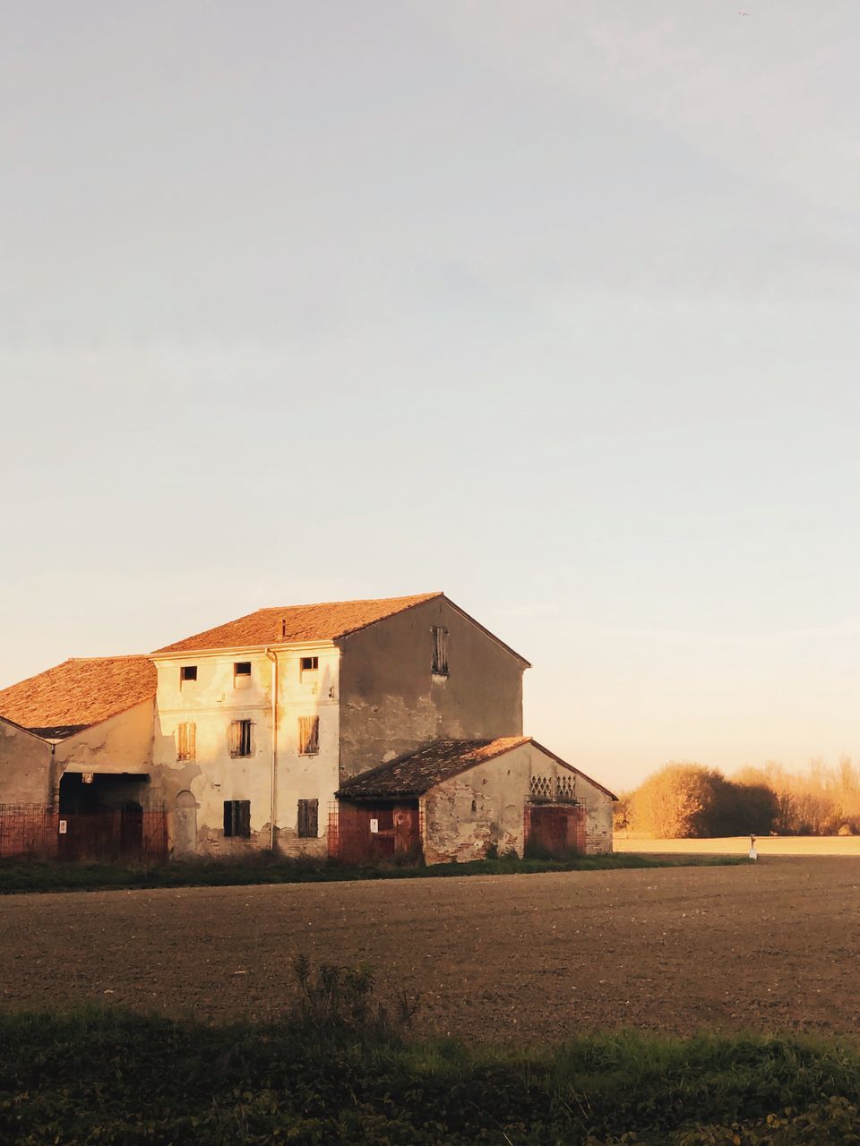 architecture, built structure, building exterior, building, sky, house, rural area, nature, no people, copy space, residential district, history, land, landscape, outdoors, the past, rural scene, grass, evening