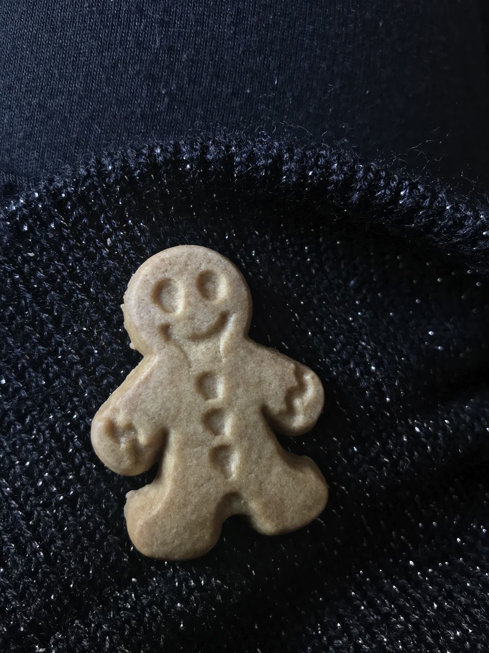 HIGH ANGLE VIEW OF COOKIES ON COFFEE