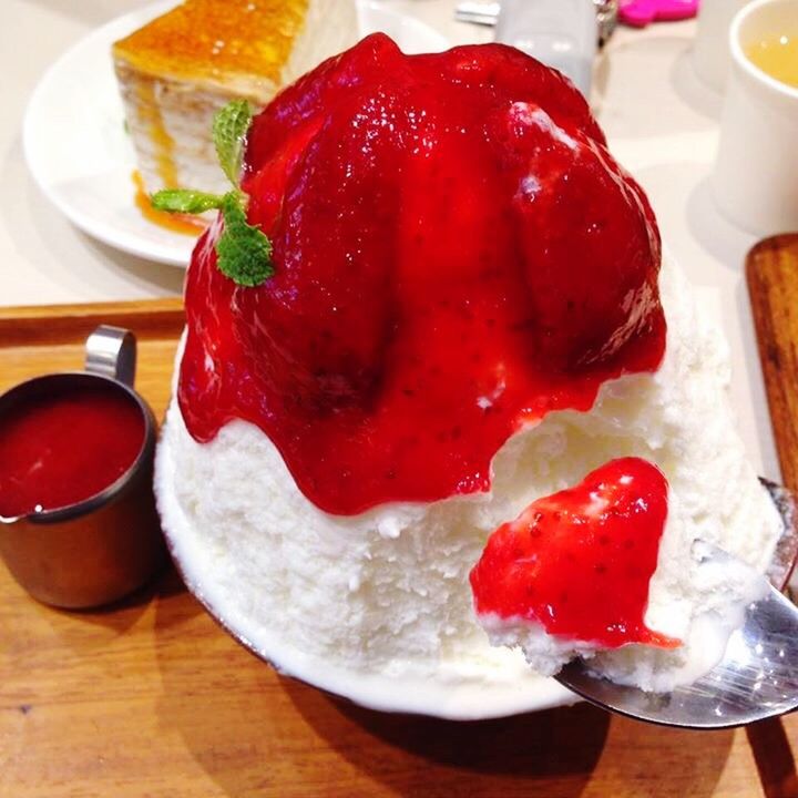 CLOSE-UP OF DESSERT SERVED IN PLATE