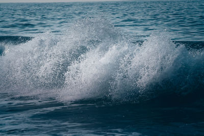Waves splashing in sea