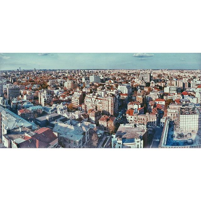 sea, horizon over water, building exterior, water, architecture, built structure, cityscape, city, clear sky, high angle view, crowded, residential structure, beach, residential district, copy space, residential building, blue, sky, town, day