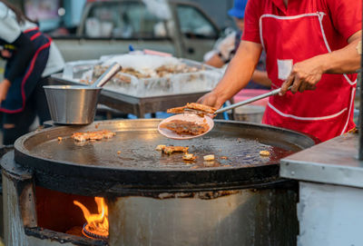 The cooking fried clams delicious thai food in night barzar.