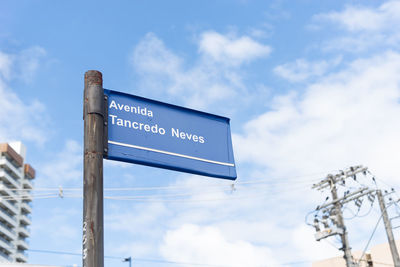 Traffic sign indicating the name of avenida tancredo neves 