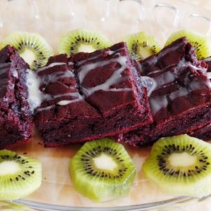 Close-up of brownies with kiwi in plate