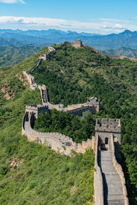 Great wall of china on mountains against sky