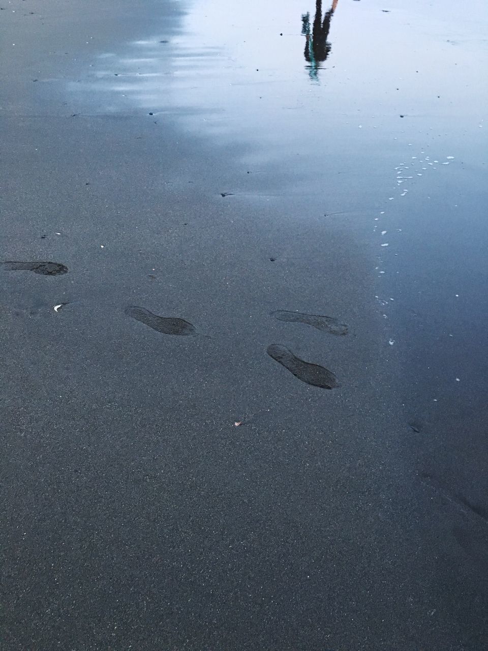 HIGH ANGLE VIEW OF WET BEACH