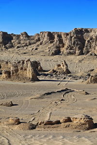 0530 nw-se alignment of yardang landforms carved by wind erosion. qaidam basin desert-qinghai-china.