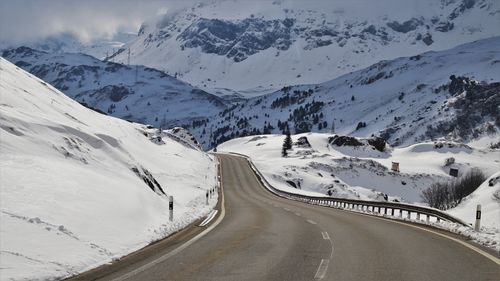 Outstanding view of snowcapped mountains against the sky 