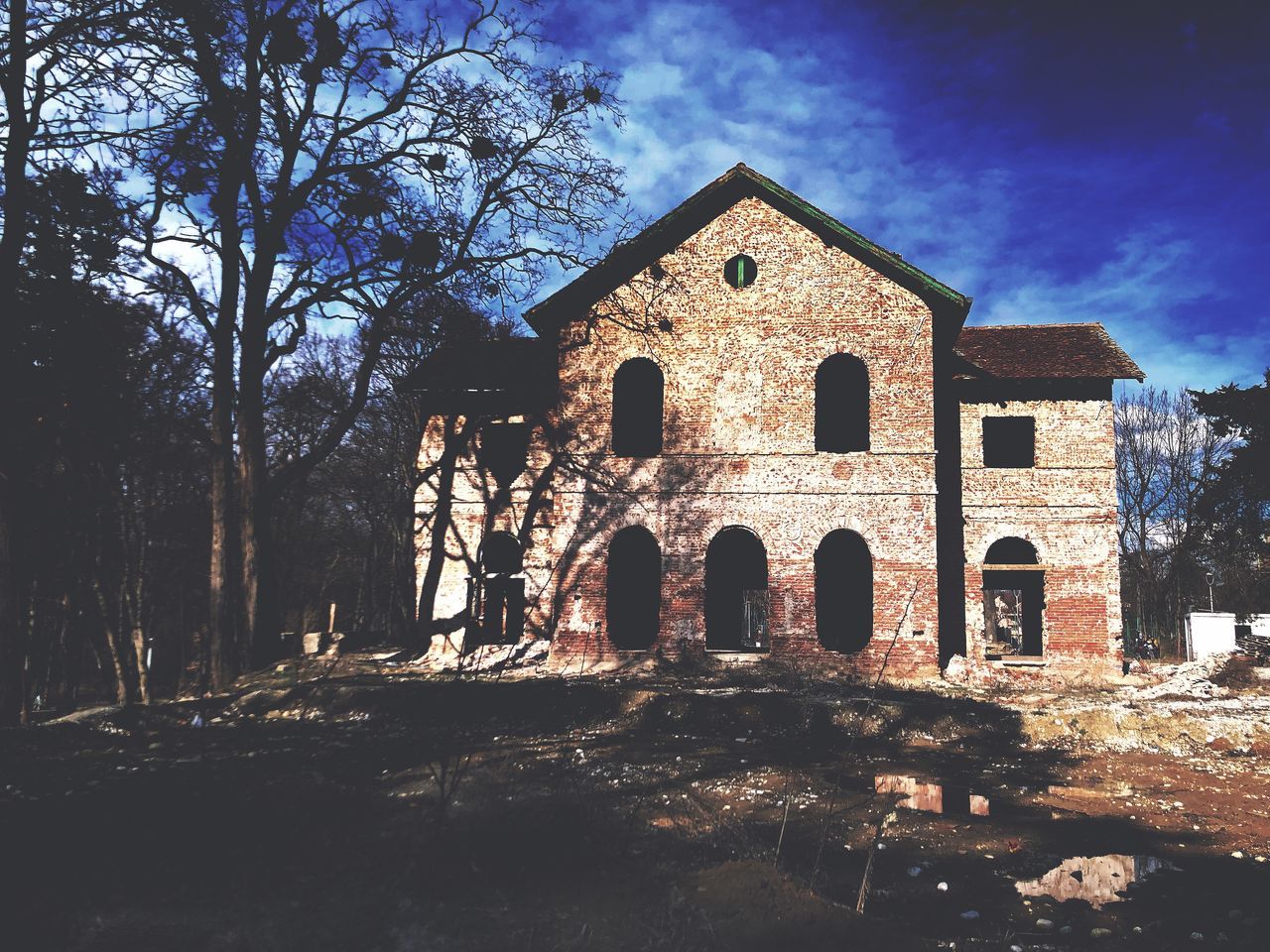 LOW ANGLE VIEW OF ABANDONED BUILDING AGAINST SKY