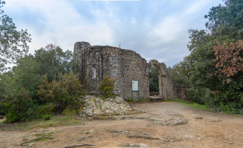 Old ruin building against sky