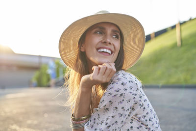 Portrait of a smiling young woman wearing hat