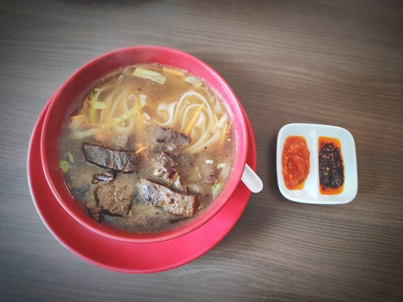 HIGH ANGLE VIEW OF SOUP IN BOWL