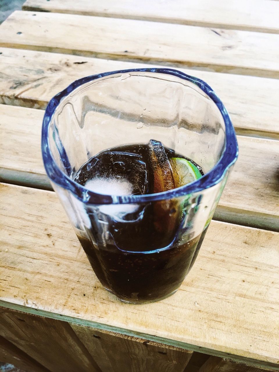 CLOSE-UP OF DRINK IN GLASS ON TABLE