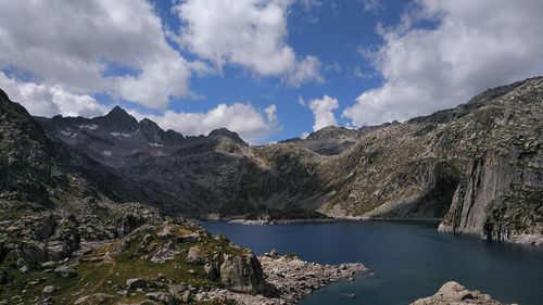 Panoramic view of lake and mountains against sky