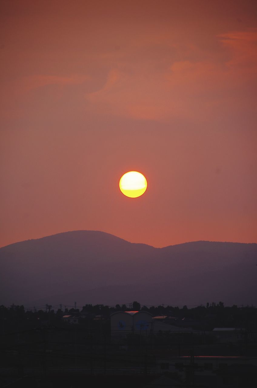 sunset, mountain, sun, scenics, tranquil scene, silhouette, landscape, orange color, idyllic, tranquility, dark, beauty in nature, mountain range, majestic, nature, outdoors, physical geography, sky, atmosphere, outline, remote, solitude, circle, rural scene, dramatic sky, non-urban scene, geometric shape, romantic sky