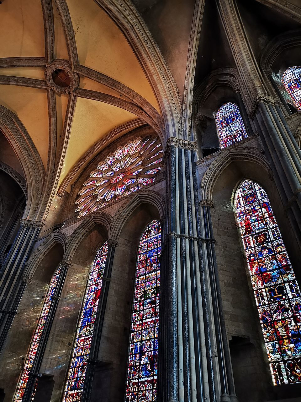 LOW ANGLE VIEW OF STAINED GLASS WINDOW IN BUILDING