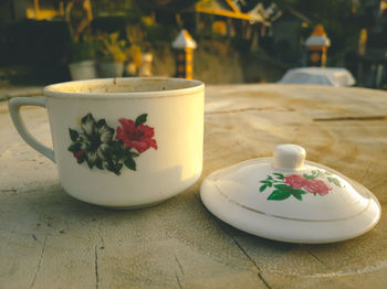 Close-up of white roses in bowl on table