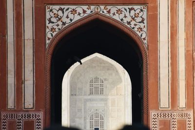 Entrance arch to taj mahal 