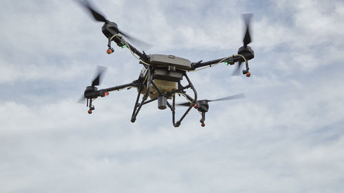 Agriculture drone fly to sprayed fertilizer using drone ai artificial intelligence